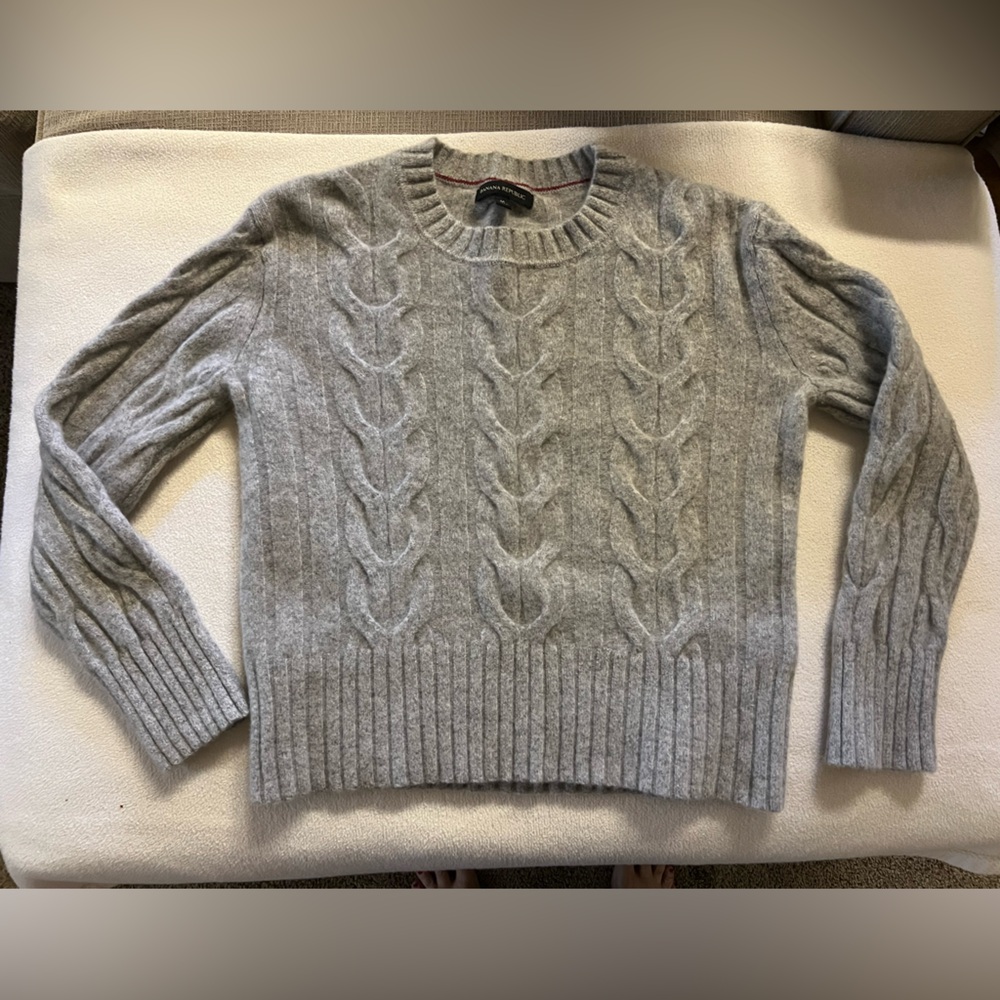 Banana Republic 100% Extra Fine Merino WoolGray Cable Knit Sweater size M